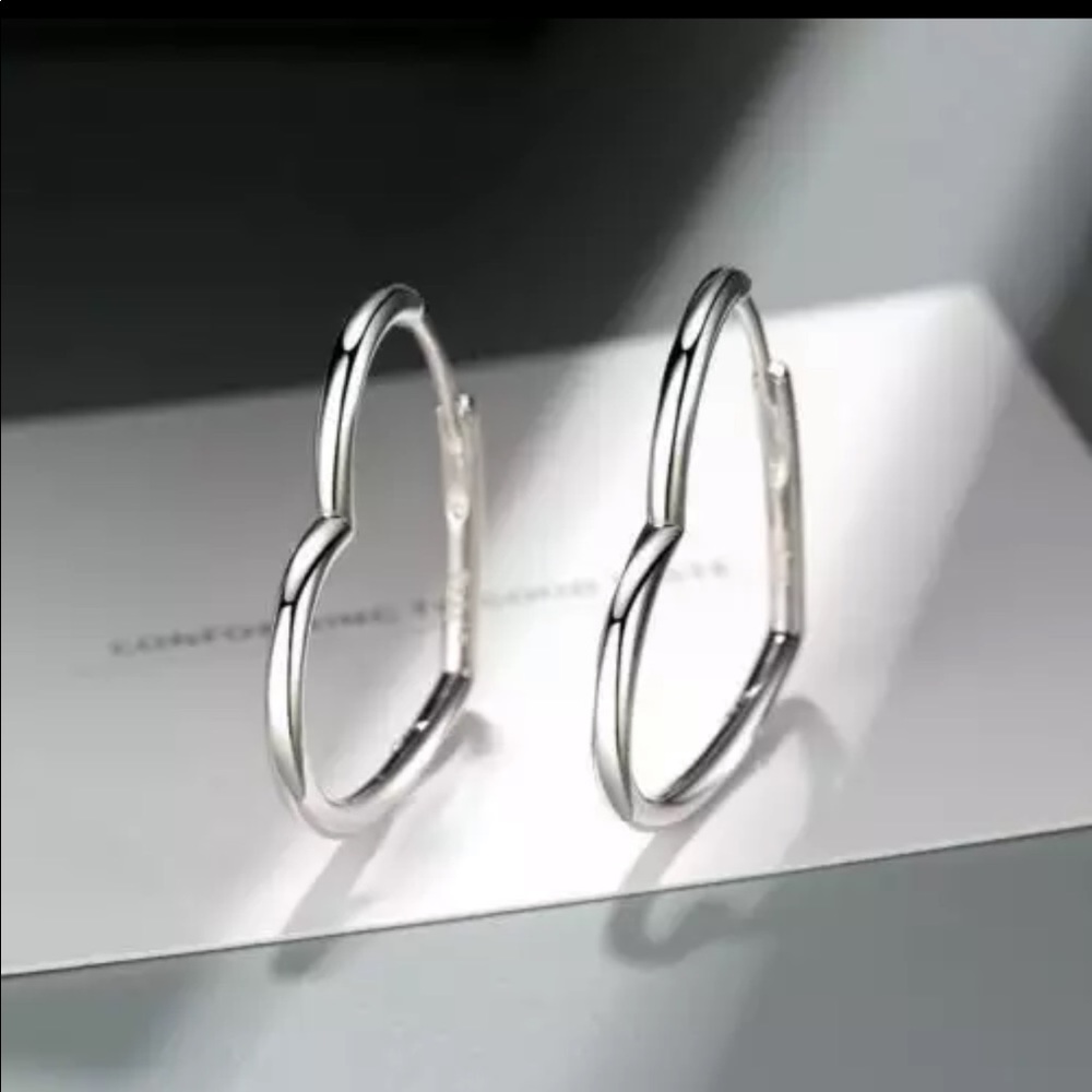 🌟 Silver Big Heart Hoop Earrings - Picture 1 of 5